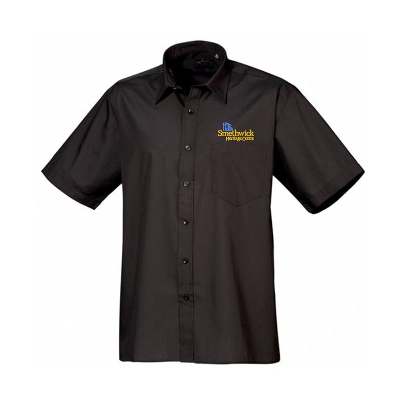 Formal shirt with left breast mitred pocket, stiffened formal cut collar. Embroidered logo above breast pocket.