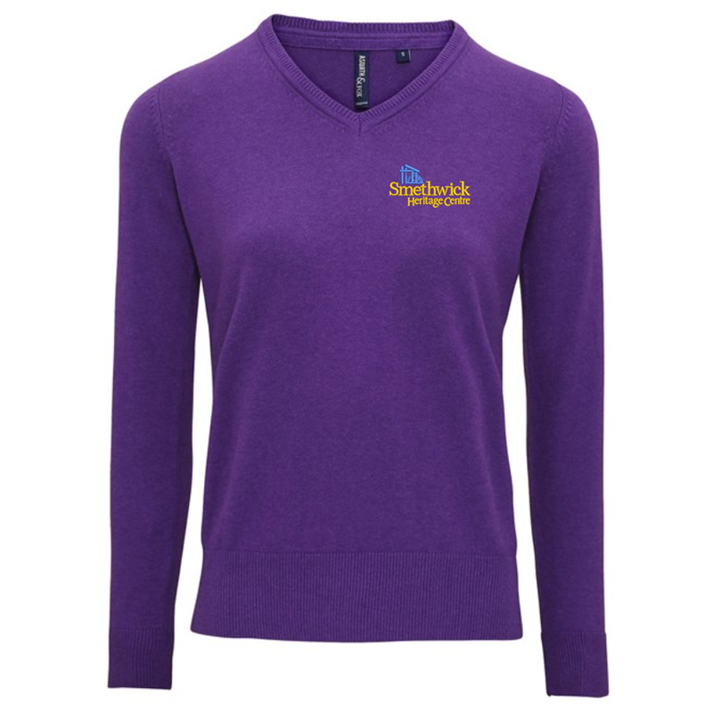 V-neck style jumper. Patch on the inside reverse neck for a contrast effect. Decorative tuck stitching. Ribbed knit on the neckline, cuffs and hem.Washing Instructions Domestic wash at 40c. With logo embroidered.