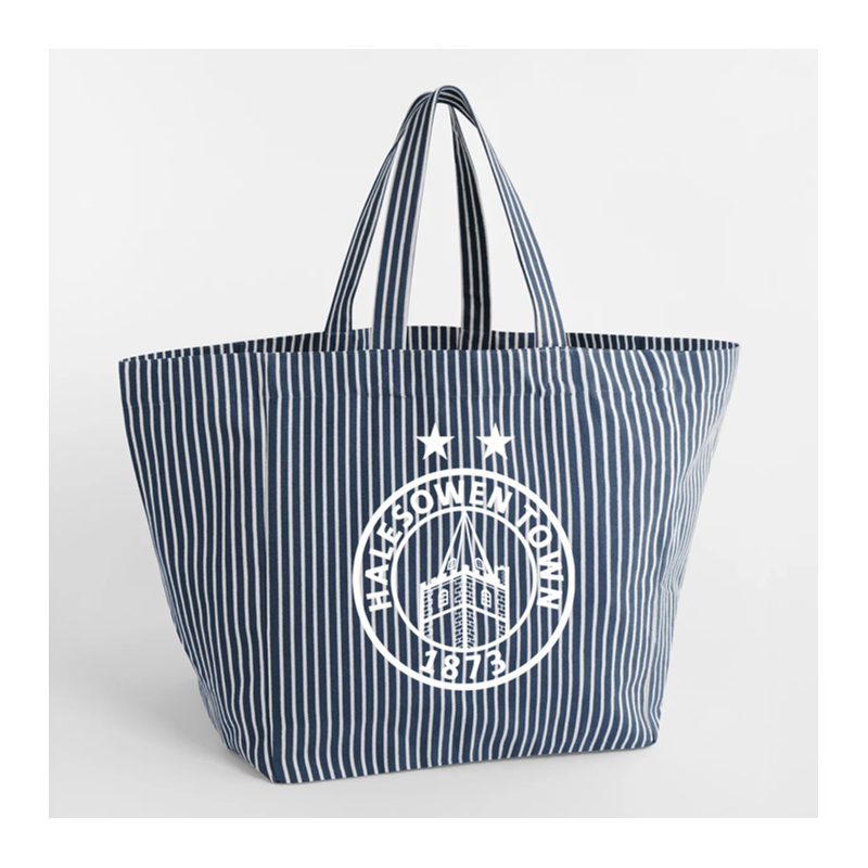 The Oversized beach bag exudes timeless style – ideal for summer escapes and everyday Yeltz adventures!